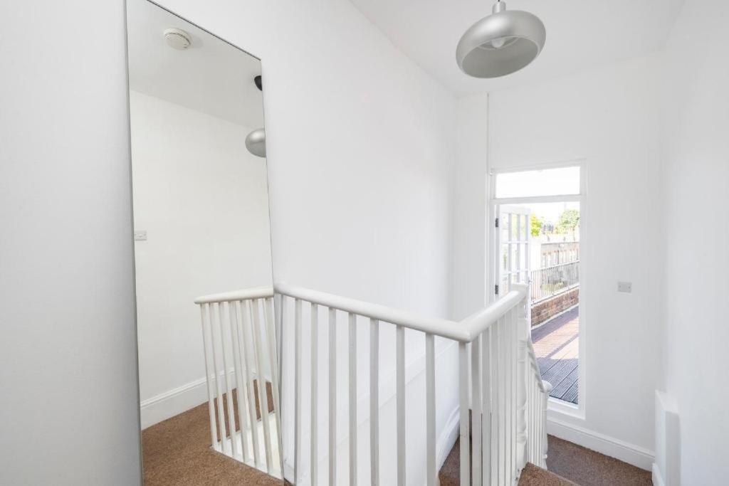 Luxury 4 Bedroom Flat With Stunning Shard View From Terrace In Central London! Next To Station, Sleeps 9 Стая снимка